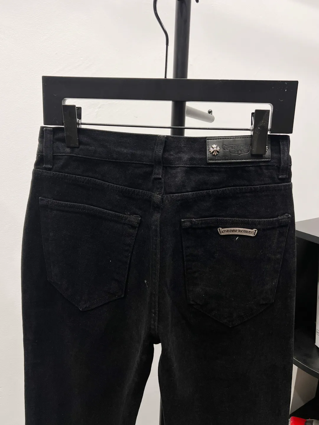 P210 Chrome Hearts Solid color black logo letter logo micro-flared straight-leg men's and women's jeans trousers Super modified leg shape A pair of magic pants with leg-drawing effect Chrome Hearts original washed stretch fabric Customized hardware logo Color: black Size: 28 30 32 34